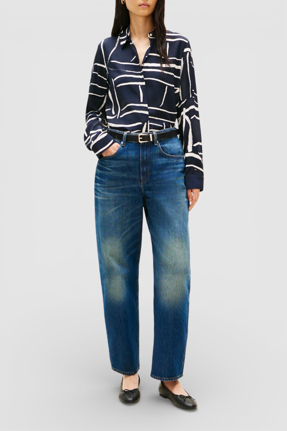 תמונת כל הלוק של חולצה מכופתרת